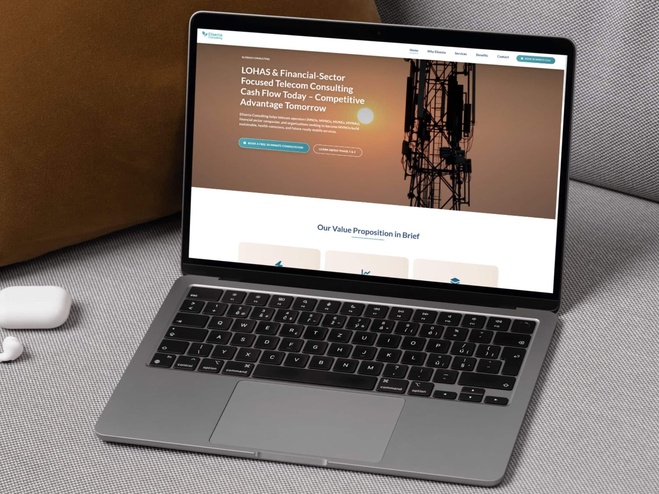 Elisenia Consultingin moderni WordPress-verkkosivusto avoinna kannettavan näytöllä – selkeä rakenne ja kansainvälinen ilme.