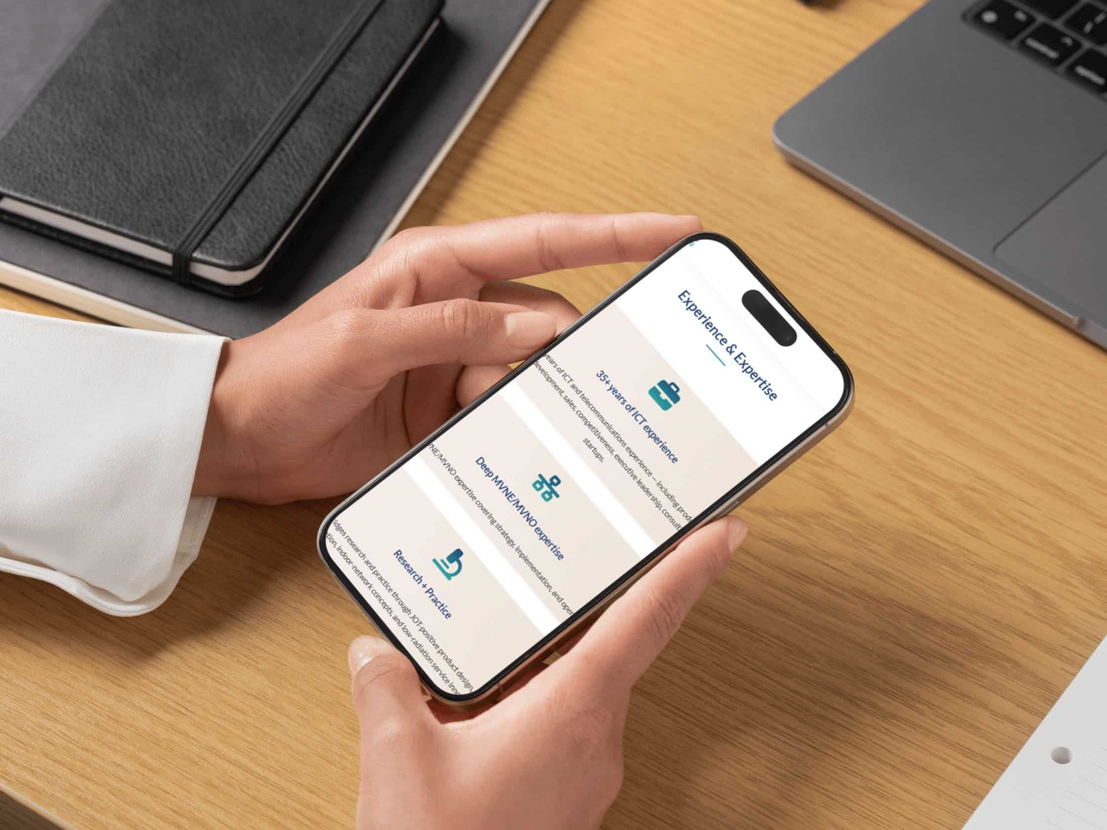 Elisenia Consultingin verkkosivusto älypuhelimessa – mobiiliystävällinen ja selkeä käyttöliittymä.