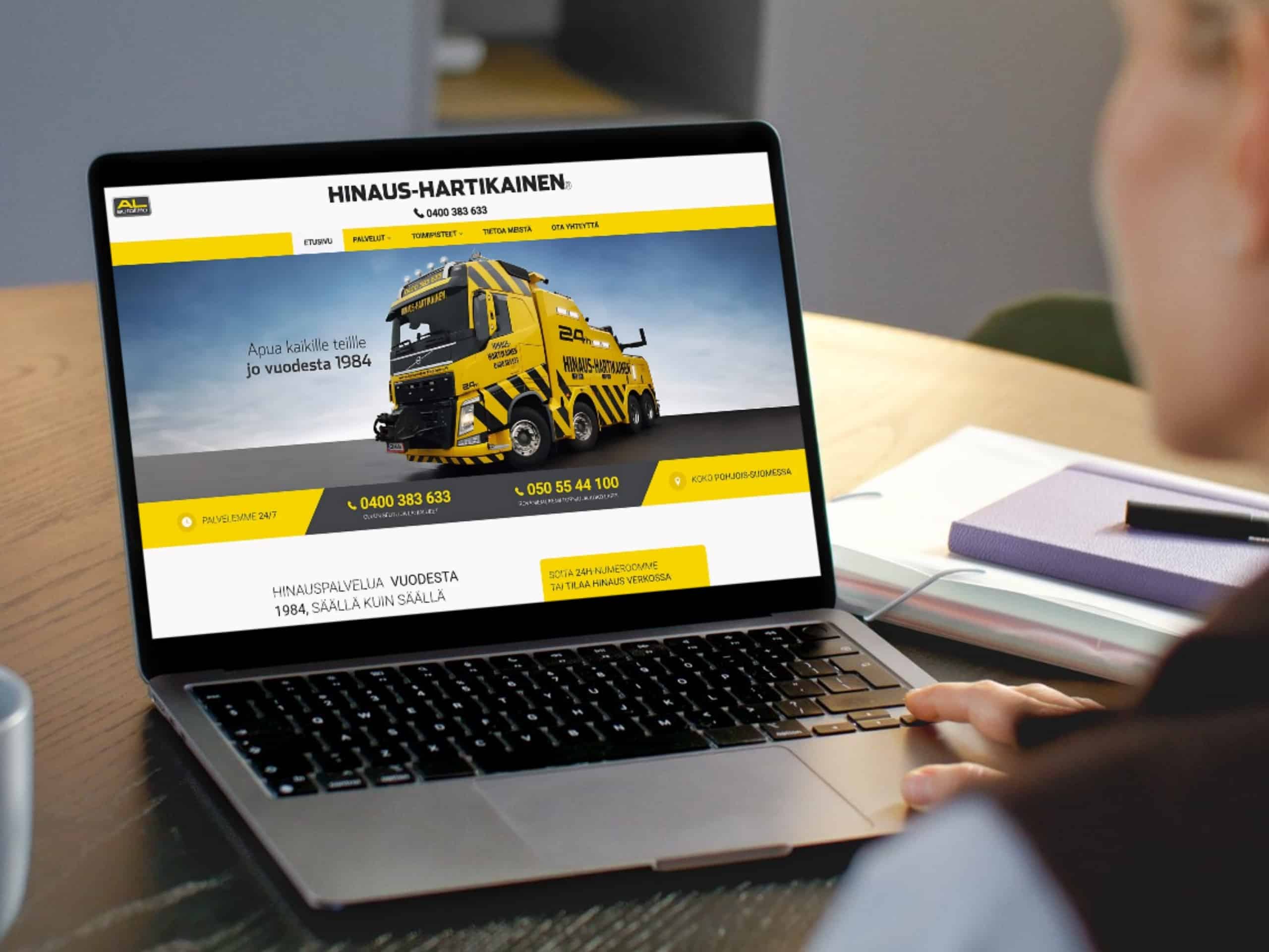 Hinaus-Hartikainen verkkosivusto esillä kannettavan tietokoneen näytöllä – Delanetin toteuttama WordPress-uudistus
